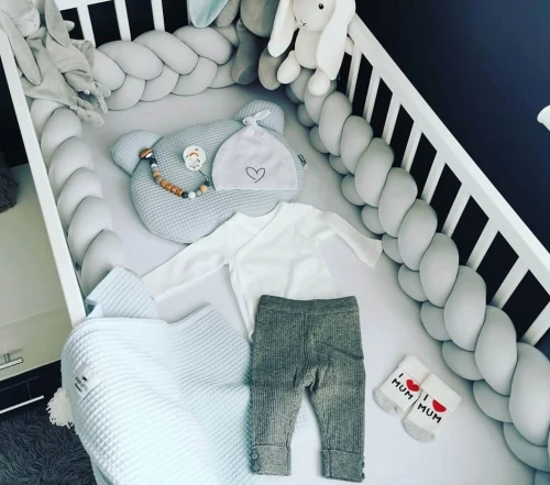 Jasny szary ochraniacz warkocz do łóżeczka