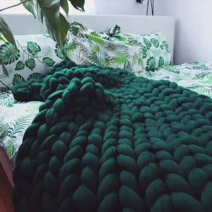 Gruby koc z wełny czesankowej owczej na łóżko