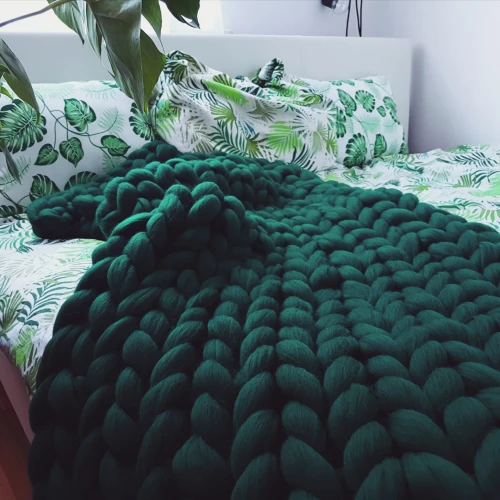 Gruby koc z wełny czesankowej owczej na łóżko