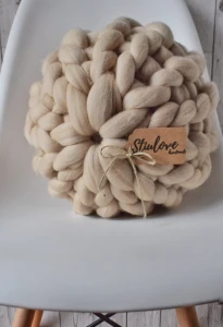 Pleciona poduszka z wełny owczej - boho