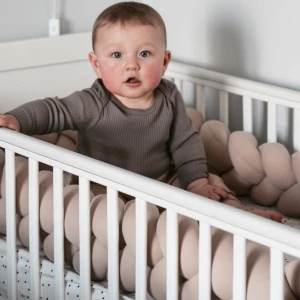 Ochraniacz warkocz do łóżeczka – piaskowy beż