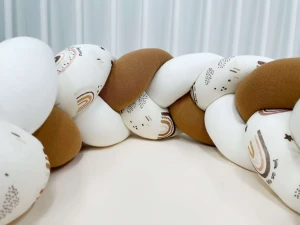 Ochraniacz do łóżeczka warkocz Tęcza BOHO i Karmel