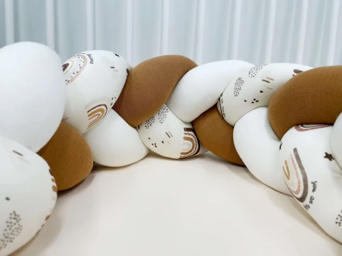 Ochraniacz do łóżeczka warkocz Tęcza BOHO i Karmel