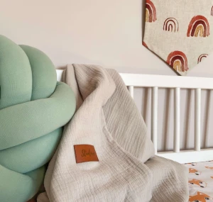 Beżowy koc muślinowy niemowlęcy otulacz w stylu boho