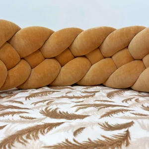 Wysoki Welurowy ochraniacz do łóżeczka boho – karmel