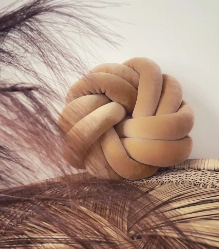 Welurowa poduszka Supeł Gwiazda karmelowa