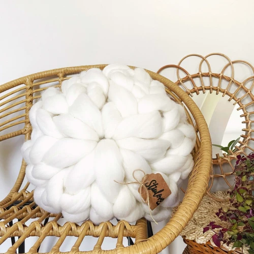 Pleciona poduszka z wełny czesankowej