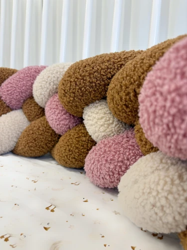 Wysoki ochraniacz do łóżeczka Boucle – Warkocz