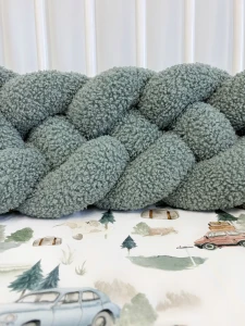 Wysoki ochraniacz do łóżeczka Boucle – 4 pasma