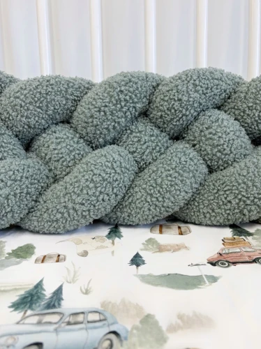 Wysoki ochraniacz do łóżeczka Boucle – 4 pasma