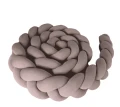 Pudrowy brązowy boho warkocz na łóżko