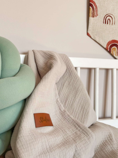 Beżowy koc muślinowy niemowlęcy otulacz w stylu boho